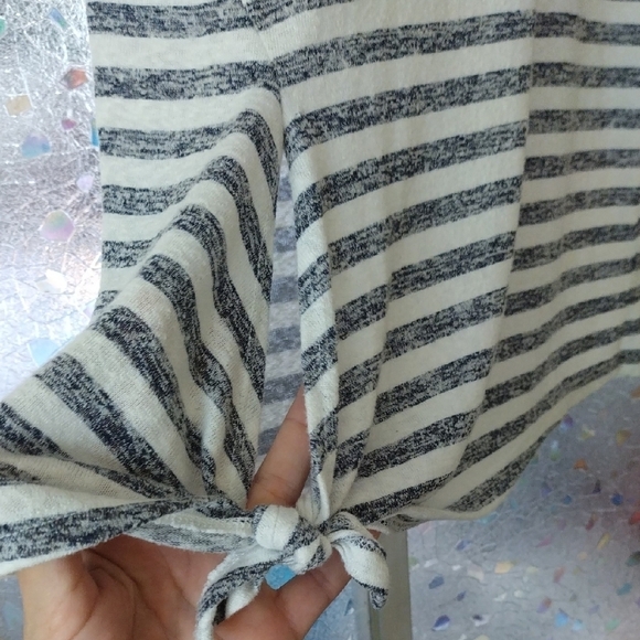 Bobeau Gray and White Fitted Tie Front T-Shirt - Picture 7 of 8